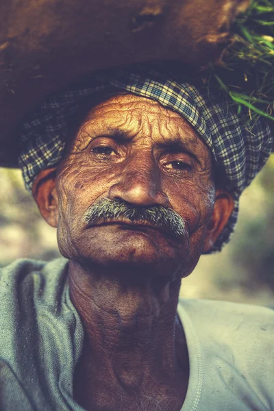 Indiase Man op zoek chagrijnig — Stockfoto