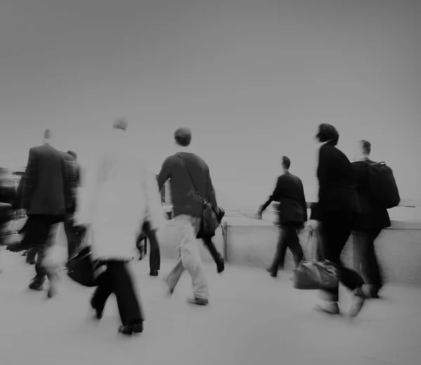 Mensen lopen over straat — Stockfoto