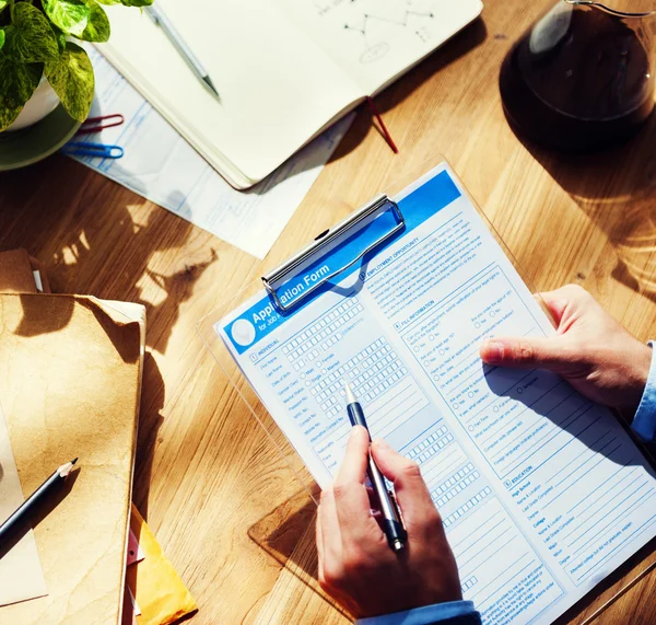 Zakenman invullen van formulier op Office Desk Concept — Stockfoto