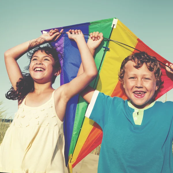 Barn som leker kite — Stockfoto