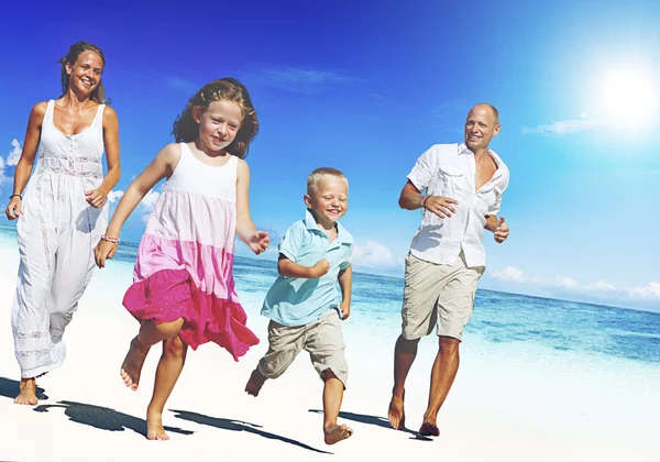 Familia disfrutando de sus vacaciones de verano Concepto — Foto de Stock