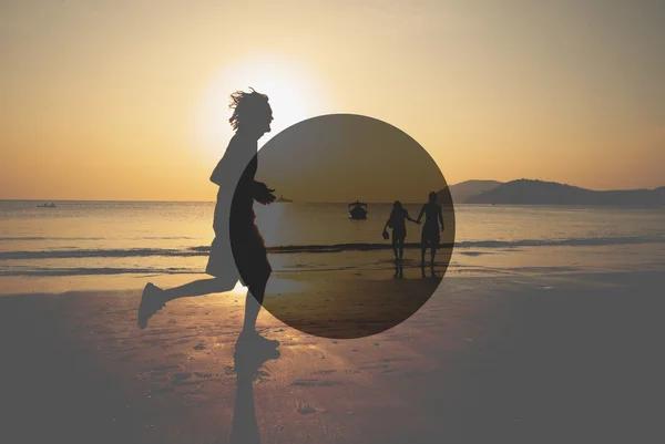 Man joggen op het strand bij zonsondergang — Stockfoto