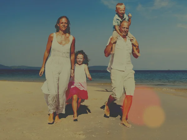 Família no conceito de férias Beach Piggyback — Fotografia de Stock