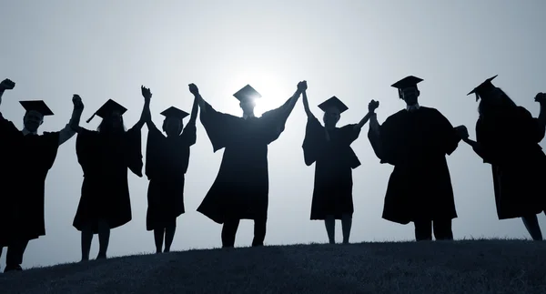 Studenten mit erhobenen Händen, Graduierungskonzept — Stockfoto