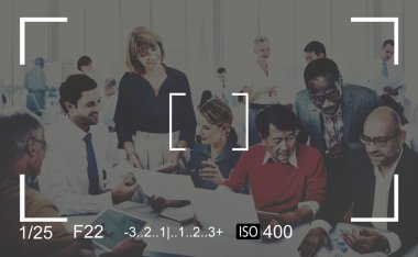 İş adamları konuşuyor.