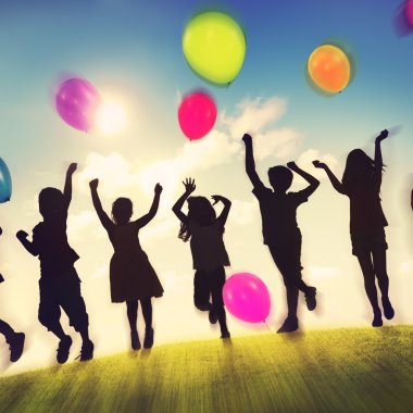 Çocuklar balonlarla oynuyor