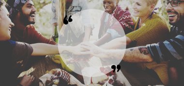 arkadaşlar açık havada birlikte zaman zevk