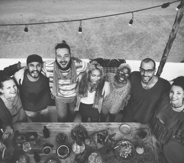 neşeli arkadaşlar Kumsal Partisi dışarı asılı