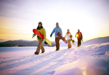 Grubu snowboards, dağlar