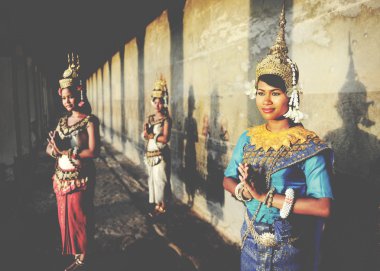 Kamboçyalı Apsara dansçılar