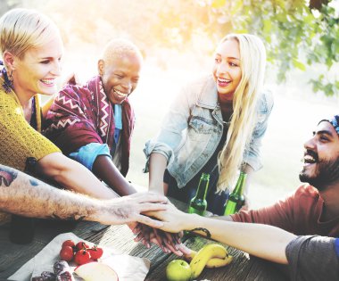 Dışarı asılı açık havada partide arkadaşlar