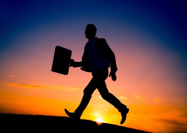 İş adamı evrak çantasıyla koşuyor