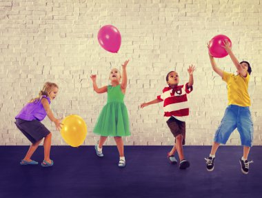 Çocuklar balonlarla oynuyor