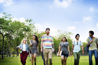 Öğrenciler College Park'ta yürüyordunuz