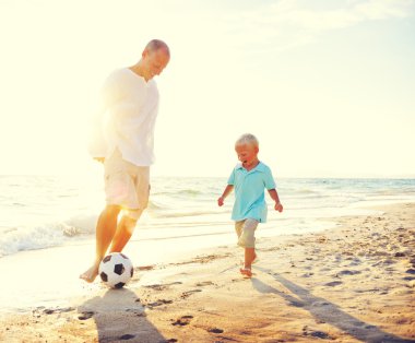Baba ve oğul futbol kavramı oynamak
