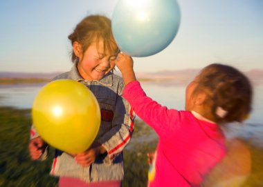 Küçük kızlar balonlarla oynamayı 