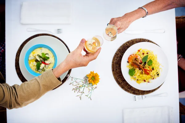 Tostadas en pareja con copas de vino —  Fotos de Stock