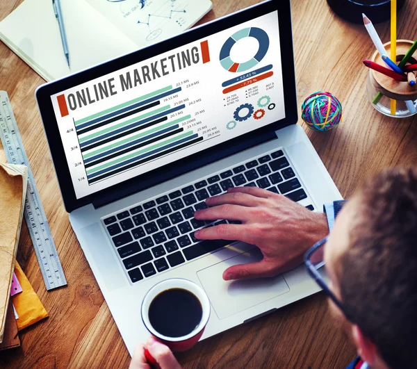 Homem usando laptop e Marketing Online — Fotografia de Stock