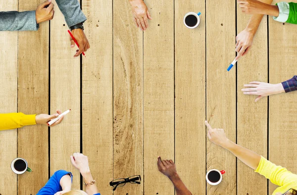 Studenten samen brainstormen — Stockfoto