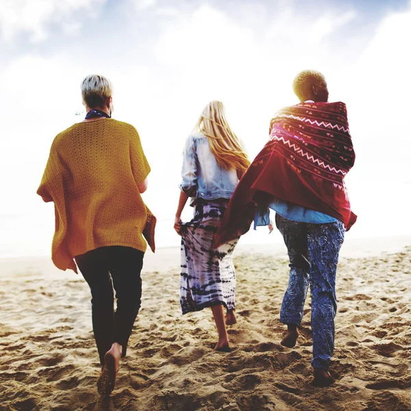 Happy friends on the beach — Stock Photo, Image