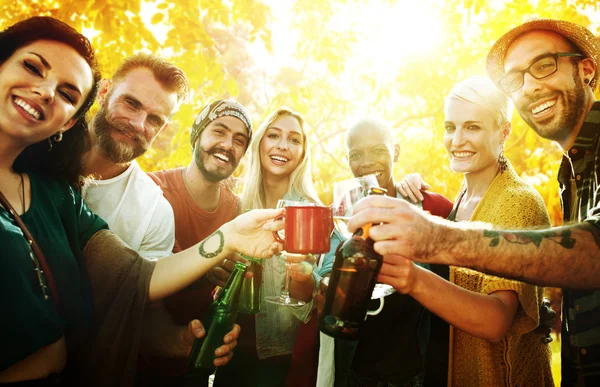 Amis traînant à la fête en plein air — Photo