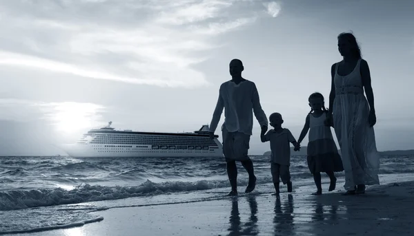 Familia con niños en el concepto de playa — Foto de Stock