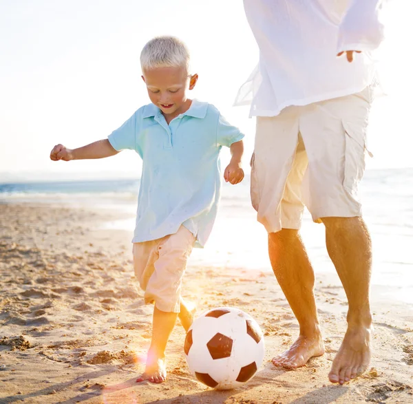 Familie spelen bij strand Concept — Stockfoto