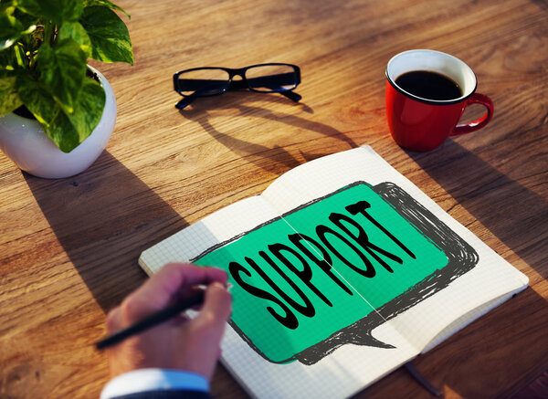 Человек, работающий с концепцией поддержки
