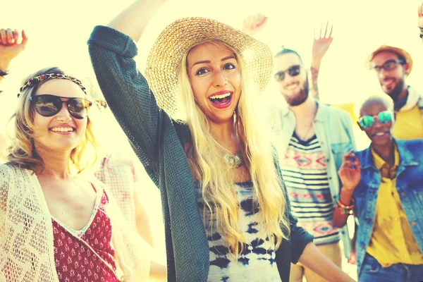 Fröhliche Freunde hängen auf der Beachparty ab — Stockfoto