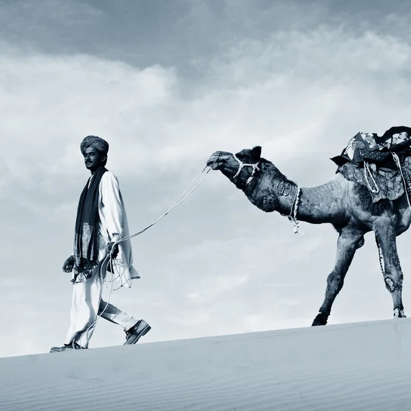 Hombre caminando con su camello — Foto de Stock