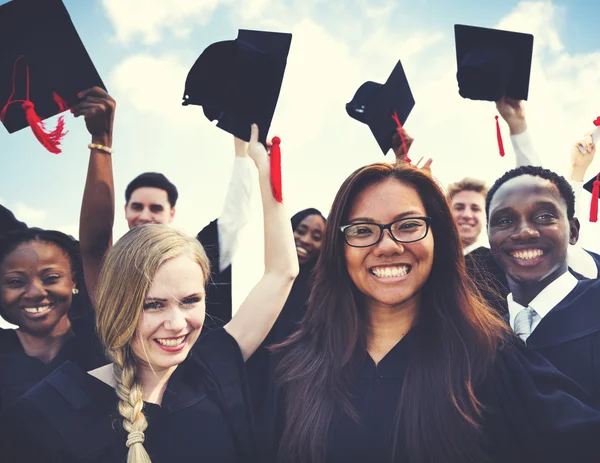 Grupp studenter firar examen — Stockfoto