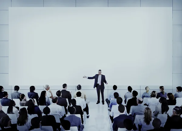 Företag personer diskussion ekonomiska strategi — Stockfoto