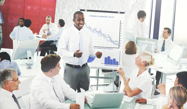 Les gens d'affaires à la présentation au Bureau — Photo