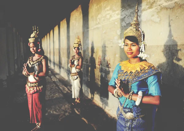 Kamboçyalı Apsara dansçılar