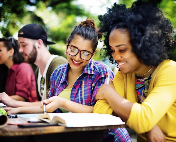 Étudiants de collège étudiant en classe — Photo