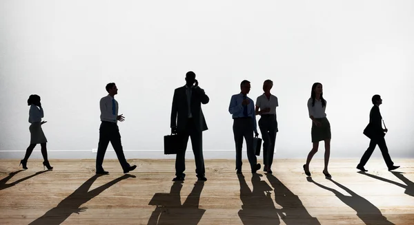 Silhouetten einer Gruppe von Geschäftsleuten — Stockfoto