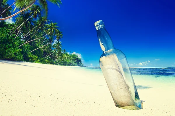 Mensaje en una botella Concepto del paraíso — Foto de Stock