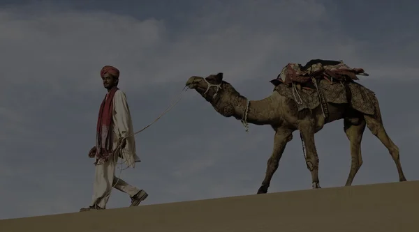 Man lopen met zijn kameel — Stockfoto