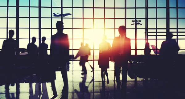 Empresários no aeroporto — Fotografia de Stock