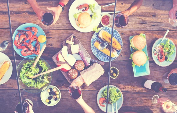 Freunde essen im Freien — Stockfoto