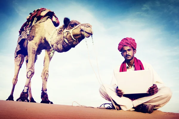 Mann benutzt Laptop in Wüste — Stockfoto