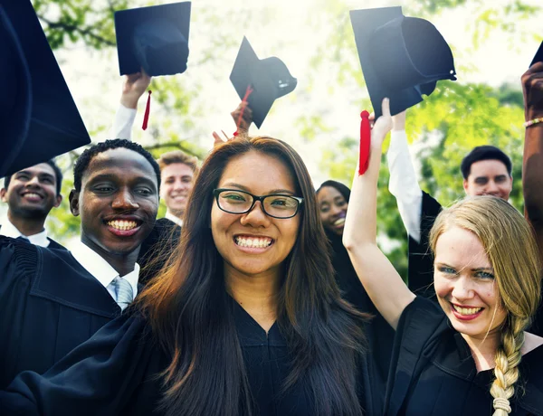 Estudantes celebrando o conceito de graduação — Fotografia de Stock