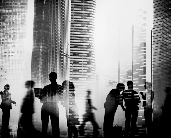 Silhouettes sombres des gens d'affaires marchant — Photo
