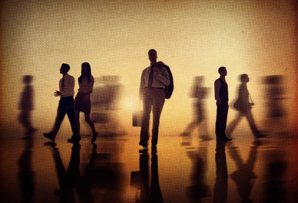 Gente d'affari che cammina all'ora di punta — Foto Stock