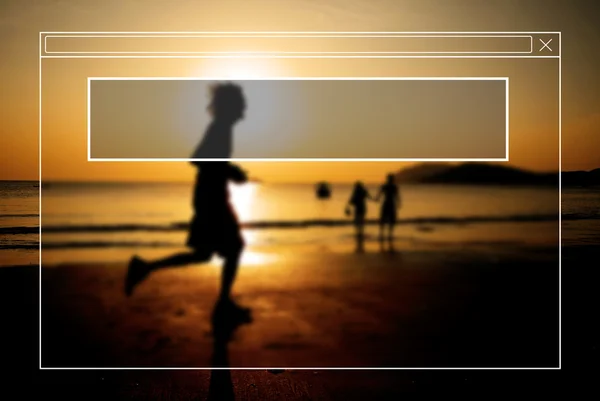 Homem correndo na praia ao pôr do sol — Fotografia de Stock