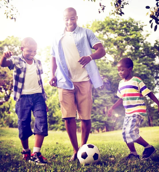 Baba ve oğullar futbol oynarken — Stok fotoğraf