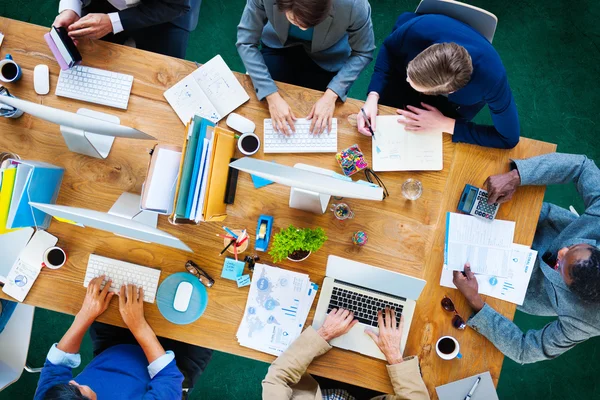 Pebisnis yang bekerja di kantor — Stok Foto