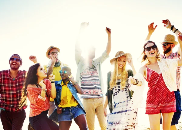 Vrolijke vrienden opknoping op de beach party — Stockfoto