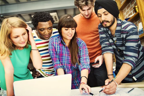 Gruppe unterschiedlicher Menschen, die zusammenarbeiten — Stockfoto