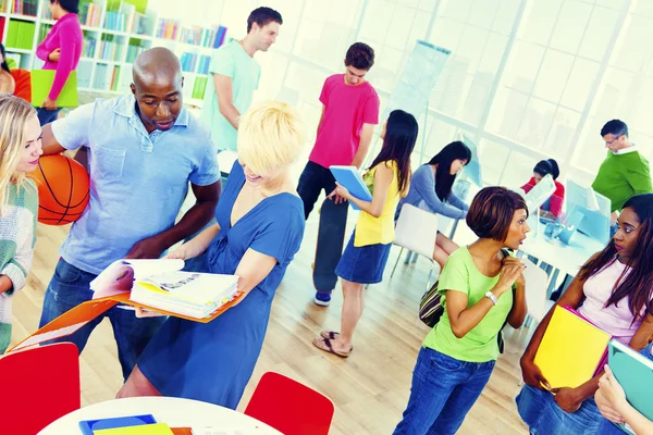 Högskolestudenter som talar i Classrom — Stockfoto